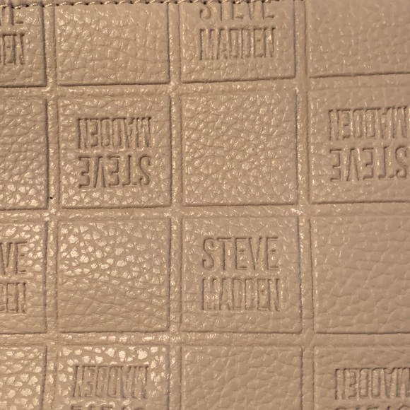 Steve Madden Wristlet / Purse! Brand New…Label & Zipper still covered in plastic - Picture 8 of 13